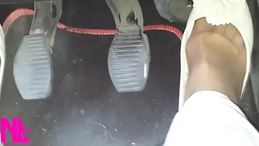 Yumuşak yıpranmış düzlükler ve naylon çoraplarla otoyolda pedal pompalama ve sürüş