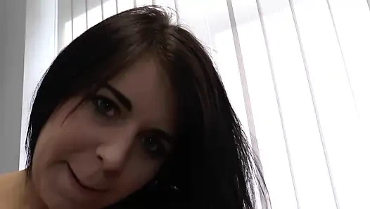 Sevgilisi büyük yarağıyla tıraşlı amını sikerken ateşli kız zevkle inliyor