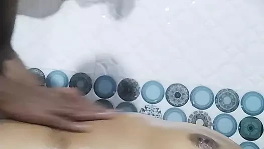 Hintli teyze yağlanmış vücudunu ovuyor