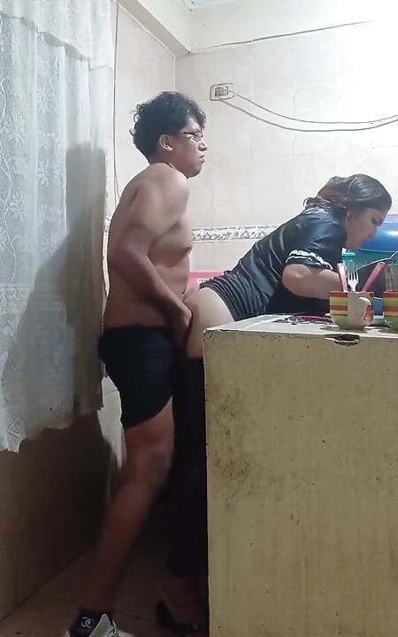 Meksikalı kadın mutfakta anal seks yapıyor, acele et patronum her an gelebilir. Mexico City