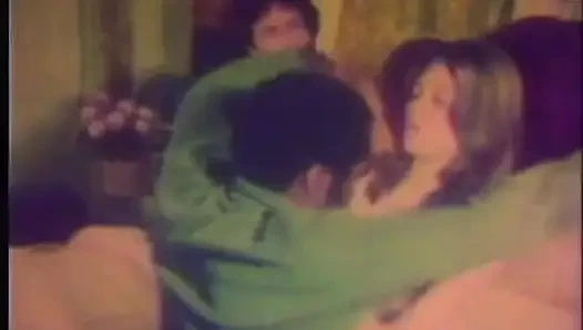 Güzel üçlü grup seks nostaljik sikiş