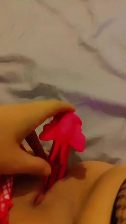 İşe gidince sulu amcığımı sikiyorum