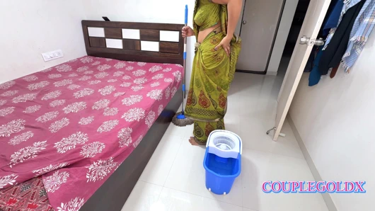 Komal'ın kocası kısrağın arkasından gitti ve onu sertçe sikti.