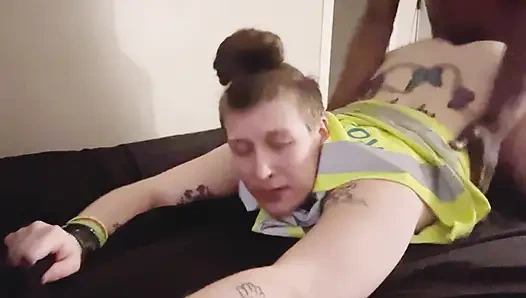 Adam lezbiyen ilk kez yarak denemeye karar verdi ve iş arkadaşını sikiyor