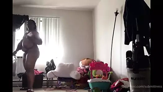 Solo bbw abanoz temizler ve sallar ona dev göğüsler