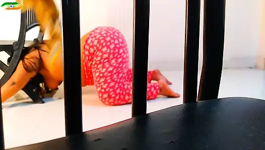 Suudi orta yaşlı seksi ateşli üvey anne sandalyenin altında sıkıştıktan sonra onu sikiyorum ve tehlikeden kaçmaya yardım ediyorum