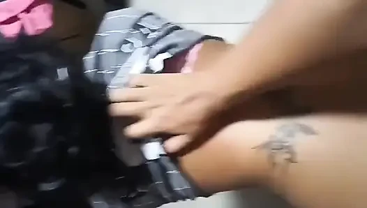 Esmer Kadın Odasında Yalnız Kalır, Ta Ki Yapamayana Kadar Kendine Zevk Veriyor