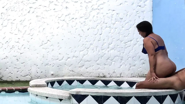 LATIN ÇIFT HAVUZDA AZıYOR VE SONUNDA AÇıK HAVADA SIKIŞIYOR