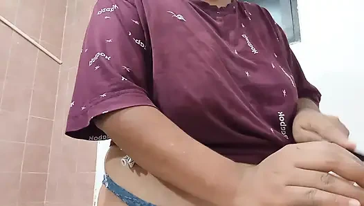 Kilolu kayınvalide mutfakta iç çamaşırlı