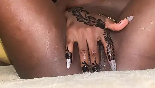 Ateşli zenci hatun browngurl234 tek başına mastürbasyon yapıyor