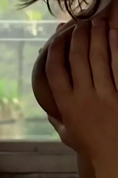 İri göğüslü orta yaşlı seksi kadın erkek arkadaşına ayrılırlarsa neler kaçıracağını gösteriyor.