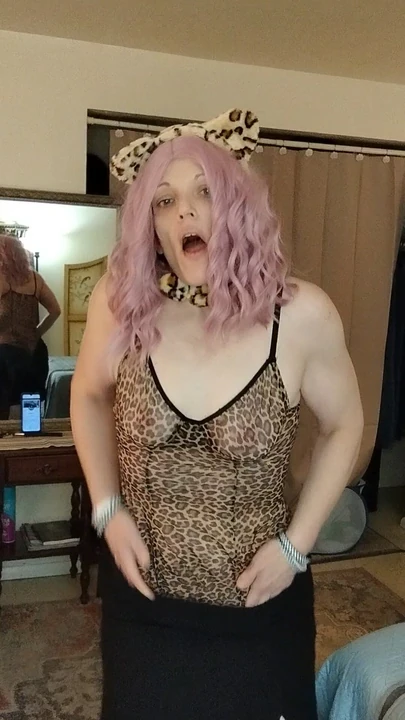 SexieBabi, танец стриптиз, леопардовый принт, грусть милфы с большой шикарной задницей