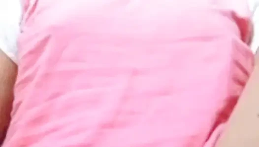 Sange'in komşus un karısı doğal büyükünü gösteriyor