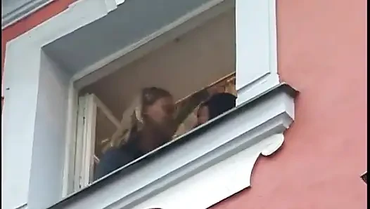 Ateşli genç sürtük amını siktiriyor