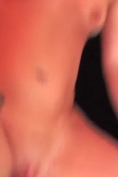 Güzel sarışın megon büyük miktarda döl almak için sıkı amını açıyor.