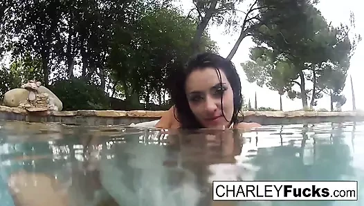 Charley Chase harika göğüslerini gösteriyor