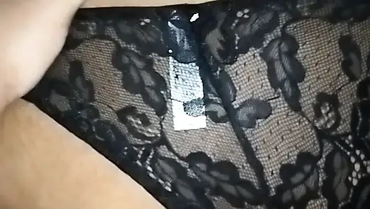 Sakso çekiyor, biniyor ve dört ayak üstüne çıkıyor