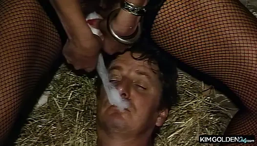 Heisser Stallsex mit leidenschaftlicher Bruenetten