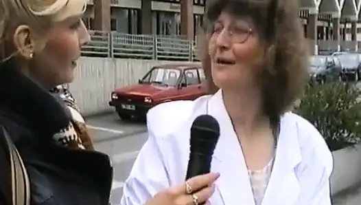 Beyaz iç çamaşırlı olgun Alman bayan solo oyuncu seçmelerinde parmaklıyor