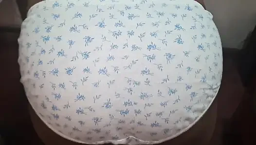 Kırmızı elbiseli Asyalı güzellik
