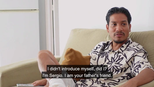 Martina babasının arkadaşıyla utanmadan flört ediyor