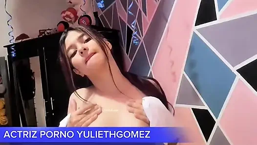 Yaramaz kız külotsuz kısa bir elbiseyle beni kışkırtmaya geldi, götünü sopaya hareket ettirdi ve dışarı çıktı