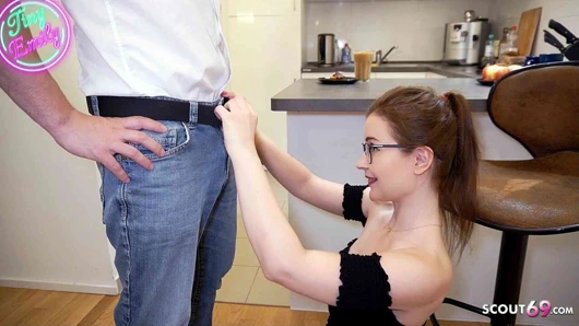 Tatlı Alman üvey kız kardeş hamile dölleme seksi için baştan çıkarıyor