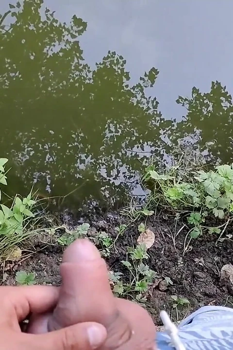 Suya uzun süre işiyor su köpürür