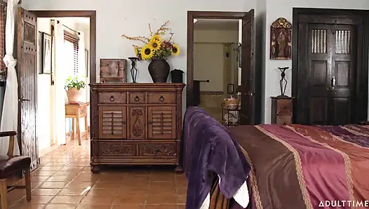 Adult Time - muhteşem Erin Everheart yatağın arkasında sıkışıyor ve derin amcık kurtarma sikişi için yalvarıyor