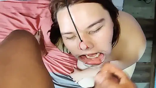 Bu güzel tombul kız dölümü şekillendirme kremi olarak kullanmayı seviyor