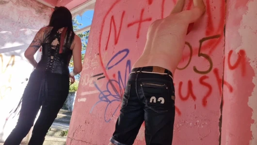 İtaatsiz bir kölenin BDSM cezası. Çığlık at, ama kimse seni burada duyamayacak