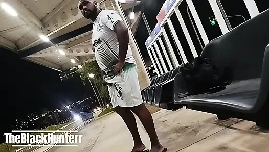 Otobüsleri beklerken heyecanlıyım