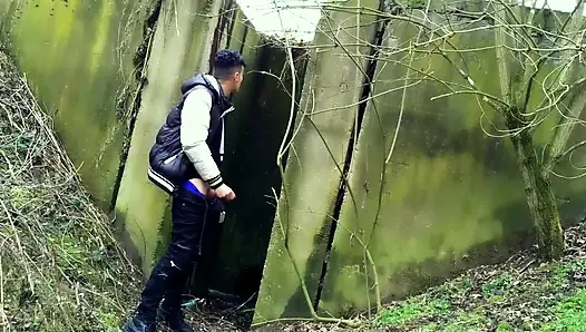 Sonbahar köprünün altında mastürbasyon yapıyor - yumuşak yaraktan döle kadar