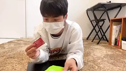 Erotik bir ereksiyon ve yayılmış bacaklar ile mastürbasyon