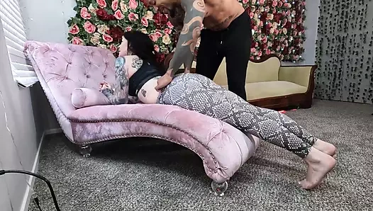 Dövmeli ev kızı dölleniyor.