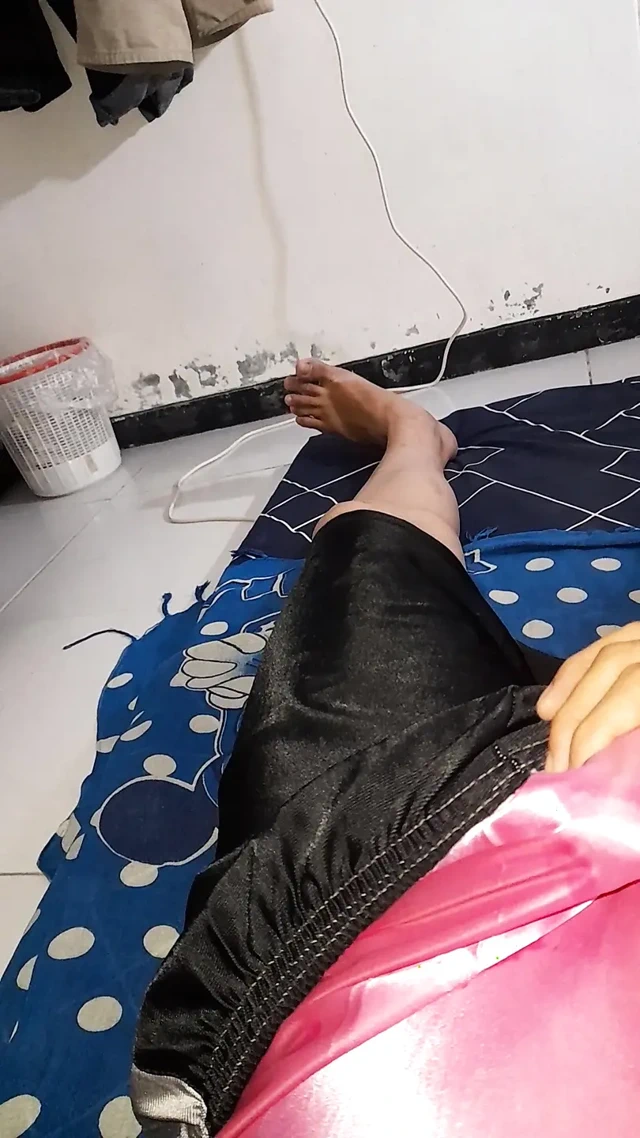 Şortların içine saten pembe iç çamaşırı giyiyor ve içine boşalıyor