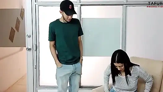 Üvey annemi mastürbasyon yaparken keşfediyorum ve bana zengin bir sakso çekiyor, boğazına doğrudan dölleme tam hikaye