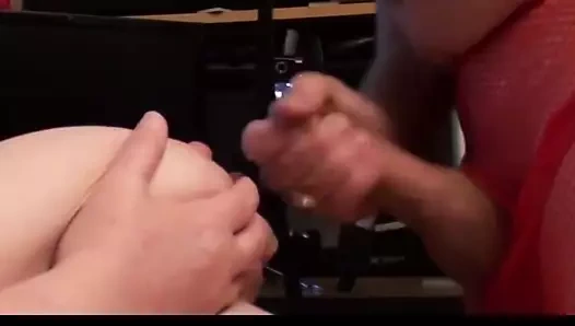 Korkak cums üzerinde hanımları memeler ve yalıyor temiz