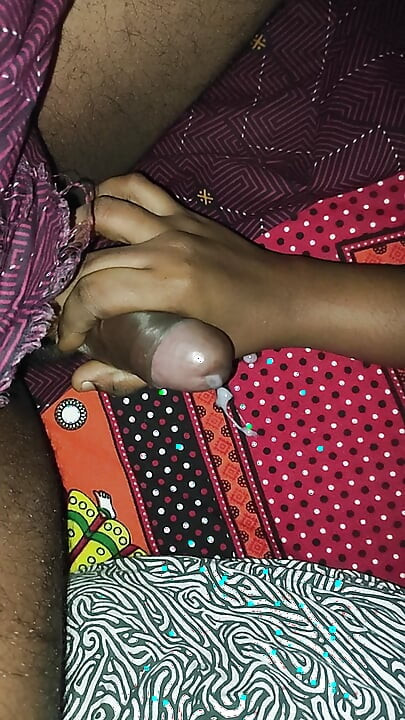 Üvey oğlumun yarağını dölle patlayana kadar mastürbasyon yapıyorum - gerçek varsha