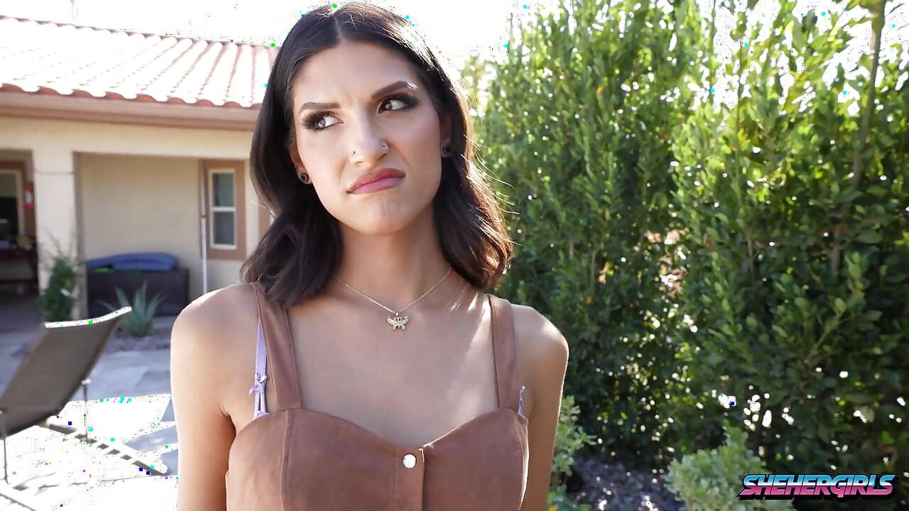 Seksi kız, istediği kızları emiyor ve sikiyor.  She onun kızları