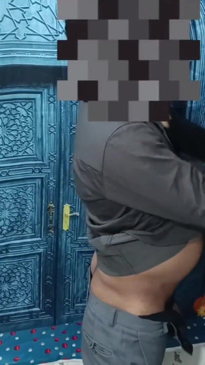 Müslüman kız elle muamele çekiyordu ve sünnetsiz bir şekilde sert sikiliyor | Klip 1
