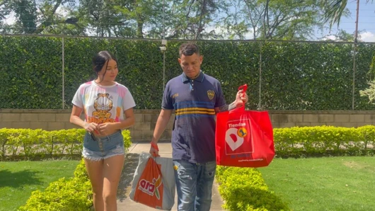 Azgın komşum benden yardım istiyor ve onu götten sikmeme izin vermem karşılığında ona yardım ediyorum.