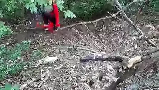 Ormanda kırmızı pelerininli bayan