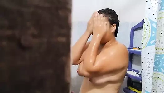 Üvey babam için duşta dans ediyorum çünkü büyük götümü görmeyi seviyor