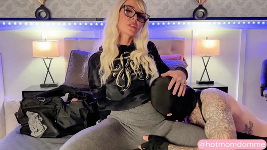 Ateşli orta yaşlı seksi kadın spor salonu erkek kardeşini takma yarakla sikiyor