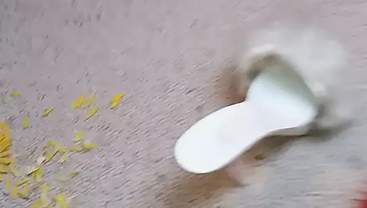 Kabarık katır terliklerinde çok uzun ayak tırnakları