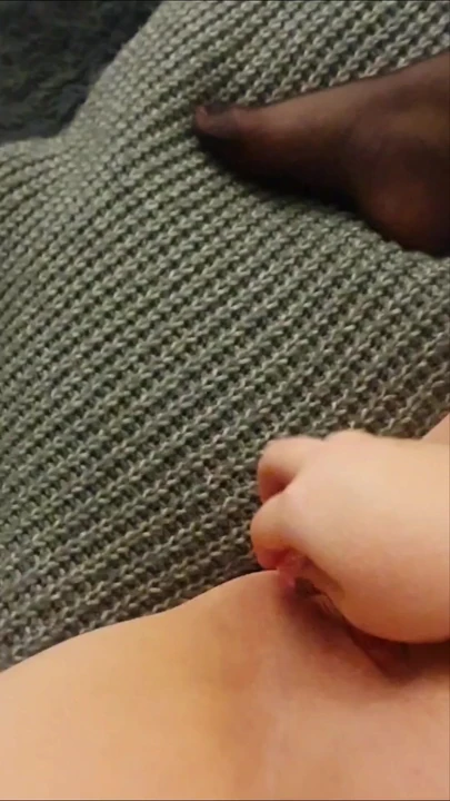 Мастурбирую и стону с моим розовым дилдо