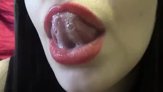 Dil ve tükürme oyunu ile çok alay ediyor