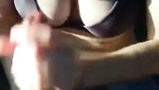 O boşalan kadar penisini ovuşturuyor