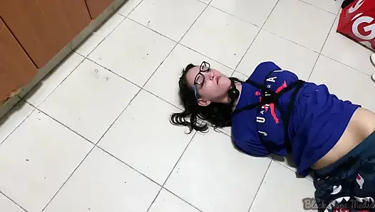 Miriam bağlı, gıdıklıyor ve emiyor
